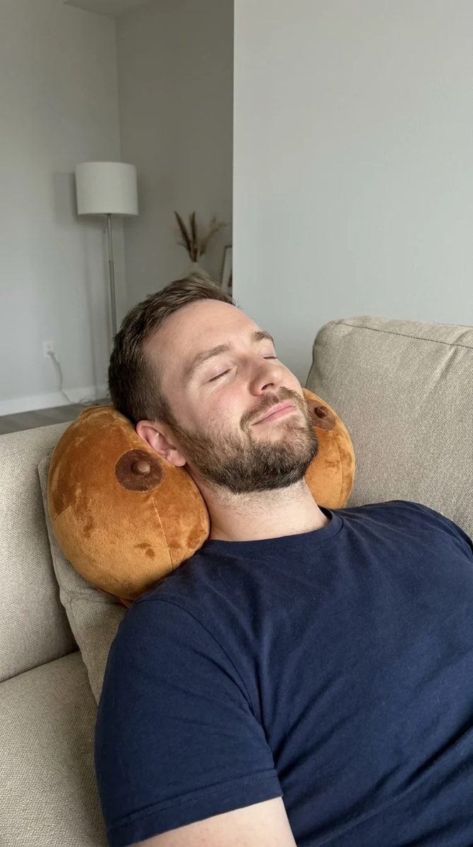 Resting a neck on the Boonzy pillow